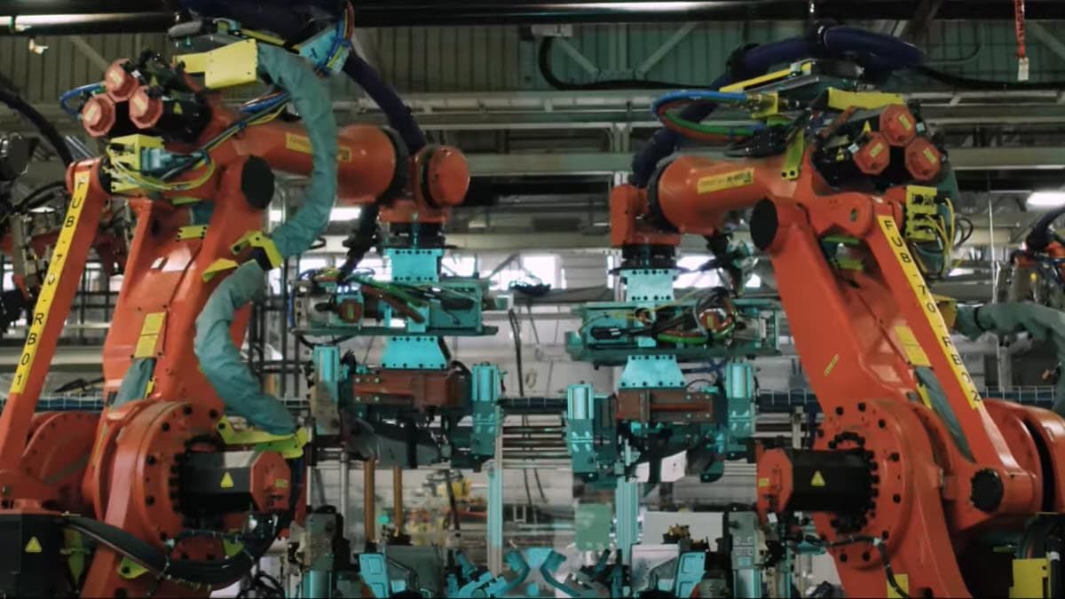 Специалисты из Фримонта настраивают линии Tesla Model Y и роботов Kuka на Гигафабрике в Шанхае